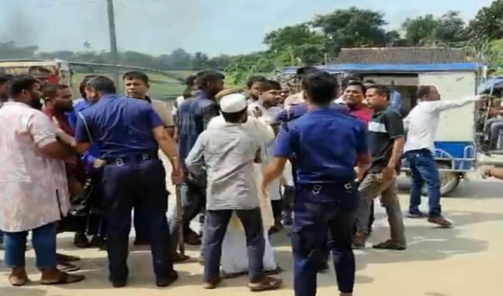 পুলিশকে পিটিয়ে ট্রাক ছিনিয়ে নিলো শ্রমিকরা 4 সিলেটে পুলিশকে পিটিয়ে চেকপোস্টে আটককৃত ট্রাক ছিনিয়ে নিলো শ্রমিকরা 1759732348 পুলিশকে পিটিয়ে ট্রাক ছিনিয়ে নিলো শ্রমিকরা