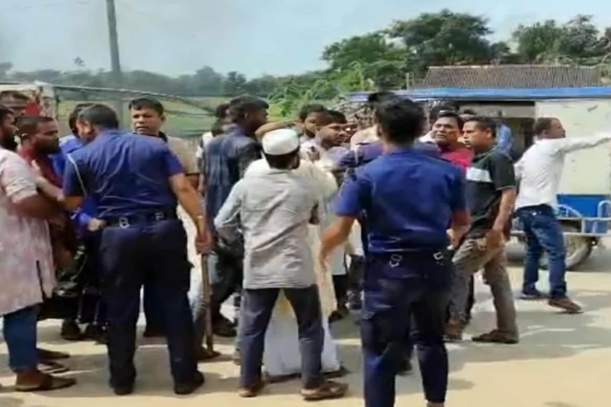 পুলিশকে পিটিয়ে ট্রাক ছিনিয়ে নিলো শ্রমিকরা