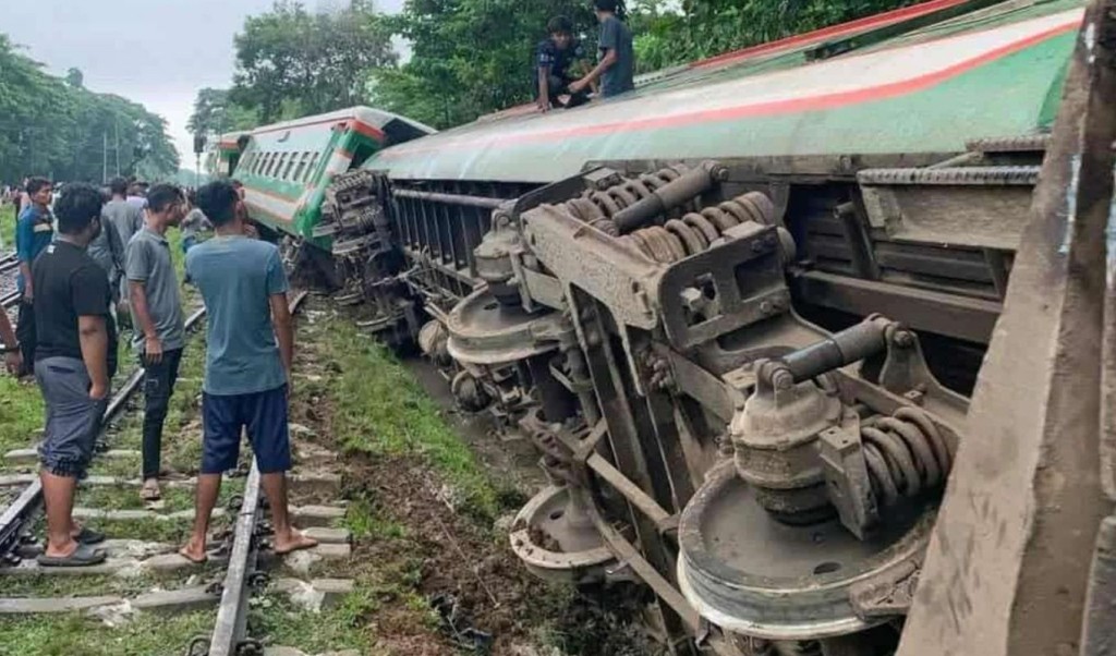 উদয়ন এক্সপ্রেস লাইনচ্যুত, সিলেটের সঙ্গে সারাদেশের রেল যোগাযোগ বন্ধ 4 সিলেটের সঙ্গে সারাদেশের রেল যোগাযোগ বন্ধ 1759805254 উদয়ন এক্সপ্রেস লাইনচ্যুত, সিলেটের সঙ্গে সারাদেশের রেল যোগাযোগ বন্ধ