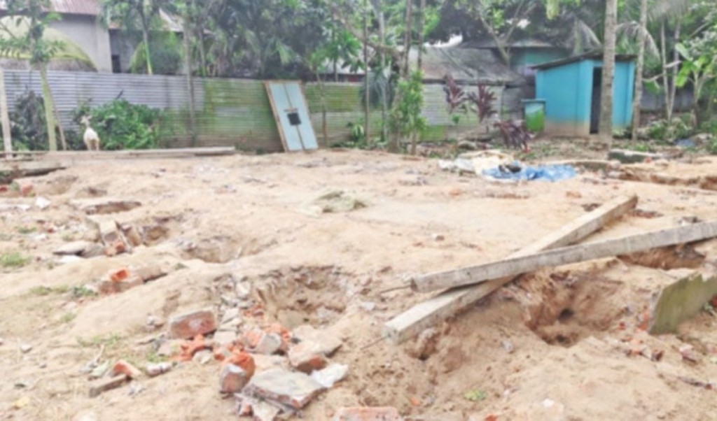 সুদের টাকা না পেয়ে বাড়িঘর খুলে নিলেন মসজিদের খতিব 4 সুদের টাকা না পেয়ে বাড়িঘর খুলে নিলেন মসজিদের খতিব 1760151678 সুদের টাকা না পেয়ে বাড়িঘর খুলে নিলেন মসজিদের খতিব