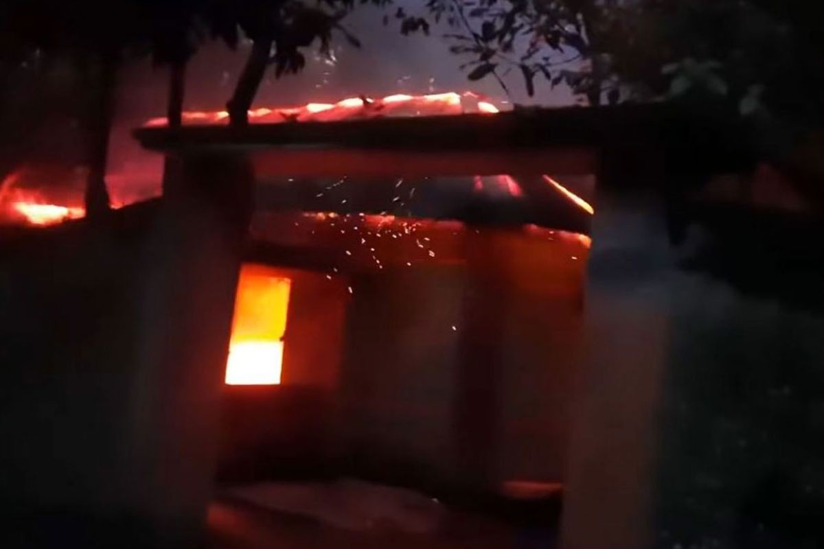 সুদের টাকার জন্য দগ্ধ গৃহবধূর মৃত্যু, ক্ষোভে অভিযুক্তের ঘরে আগুন