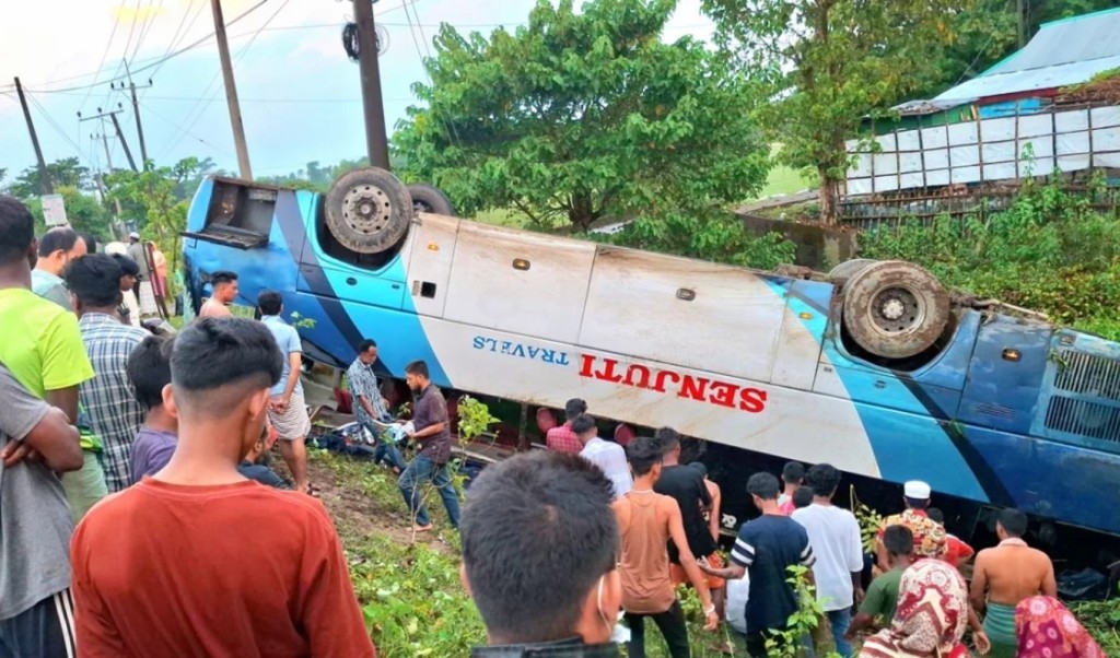 সুনামগঞ্জে বাস খাদে, টাংগুয়ার হাওরে ঘুরতে এসে মা-মেয়ে নিহত 4 সুনামগঞ্জে বাস খাদে 1761295144 সুনামগঞ্জে বাস খাদে, টাংগুয়ার হাওরে ঘুরতে এসে মা-মেয়ে নিহত