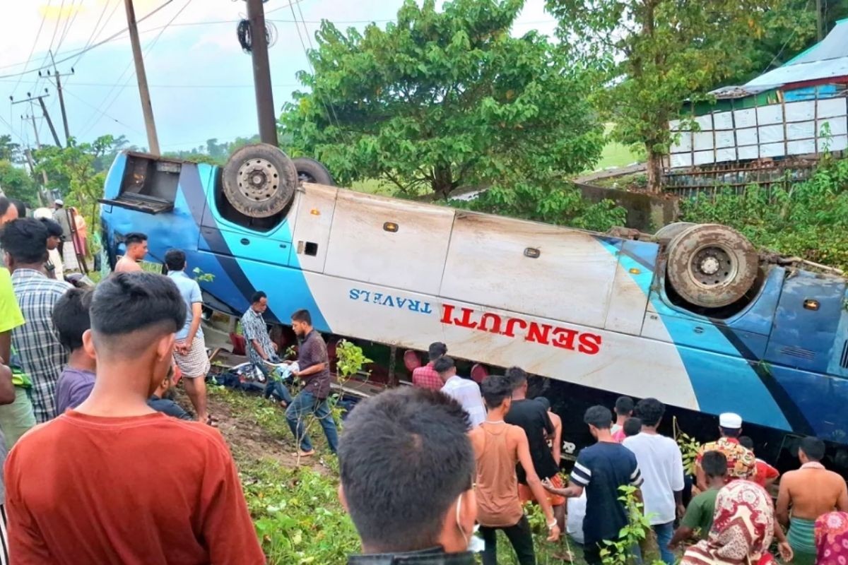 সুনামগঞ্জে বাস খাদে, টাংগুয়ার হাওরে ঘুরতে এসে মা-মেয়ে নিহত