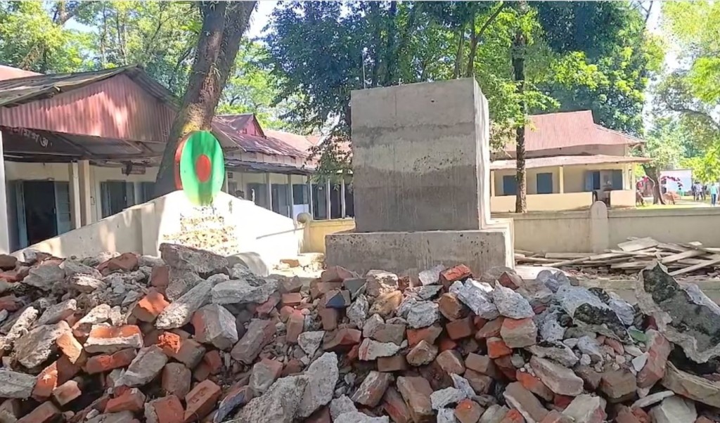 সুনামগঞ্জের প্রথম শহীদ মিনার ভেঙে দেয়া হলো! 3 সুনামগঞ্জের প্রথম শহীদ মিনার ভেঙে দেয়া হলো 1760586572 সুনামগঞ্জের প্রথম শহীদ মিনার ভেঙে দেয়া হলো!