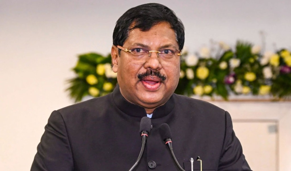 সুপ্রিম কোর্টে প্রধান বিচারপতির দিকে জুতা নিক্ষেপ 4 সুপ্রিম কোর্টে প্রধান বিচারপতির দিকে জুতা নিক্ষেপ 1759747826 সুপ্রিম কোর্টে প্রধান বিচারপতির দিকে জুতা নিক্ষেপ