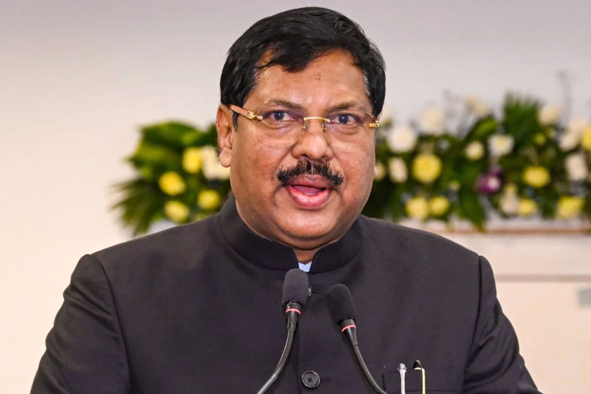 সুপ্রিম কোর্টে প্রধান বিচারপতির দিকে জুতা নিক্ষেপ