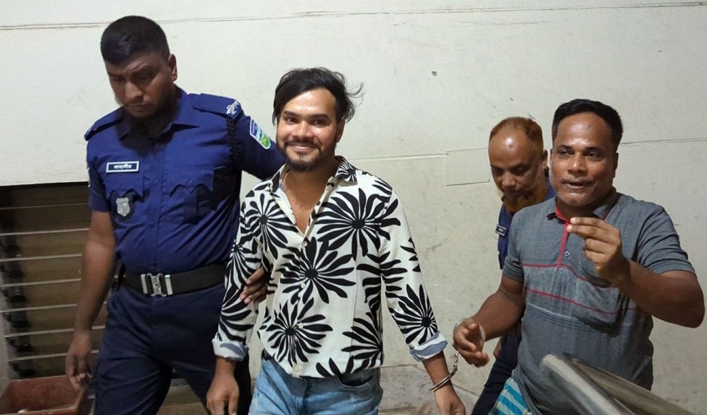সেই বৃদ্ধের চুল কেটে দেওয়ার ঘটনায় আরও একজন গ্রেপ্তার 4 সেই বৃদ্ধের চুল কেটে দেওয়ার ঘটনায় আরও একজন গ্রেপ্তার 1759327374 সেই বৃদ্ধের চুল কেটে দেওয়ার ঘটনায় আরও একজন গ্রেপ্তার