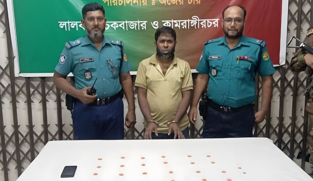 সেনা অভিযানে ইয়াবাসহ কুখ্যাত মাদক কারবারি গ্রেপ্তার 4 সেনা অভিযানে ইয়াবাসহ কুখ্যাত মাদক কারবারি গ্রেপ্তার 1759990523 সেনা অভিযানে ইয়াবাসহ কুখ্যাত মাদক কারবারি গ্রেপ্তার