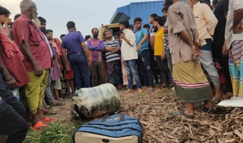 স্কচটেপে মোড়ানো ট্রাভেল ব্যাগ থেকে এক তরুণীর মরদেহ উদ্ধার 4 স্কচটেপে মোড়ানো ট্রাভেল ব্যাগ থেকে এক তরুণীর মরদেহ উদ্ধার 1760507109 স্কচটেপে মোড়ানো ট্রাভেল ব্যাগ থেকে এক তরুণীর মরদেহ উদ্ধার
