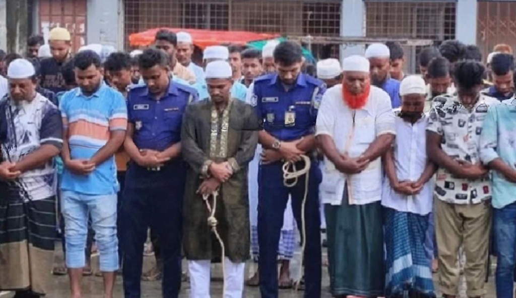 হাতকড়া পরেই বাবার জানাজায় যুবলীগ নেতা 3 হাতকড়া পরেই বাবার জানাজায় যুবলীগ নেতা 1759460772 হাতকড়া পরেই বাবার জানাজায় যুবলীগ নেতা