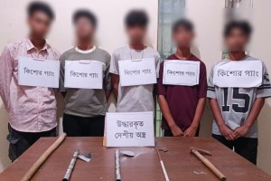 হামলার প্রস্তুতিকালে অস্ত্রসহ কিশোর গ্যাংয়ের পাঁচ সদস্য আটক