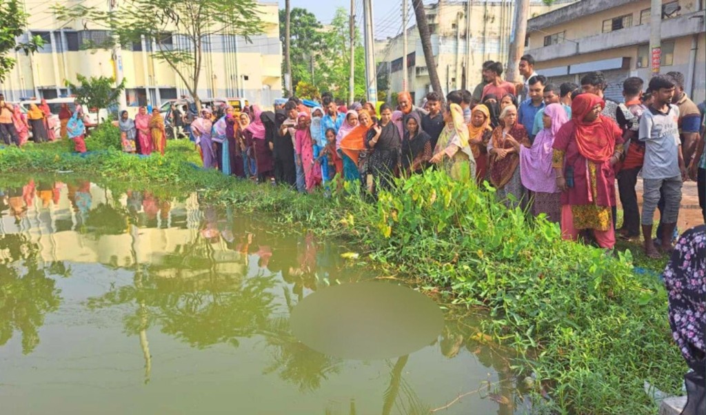 হাসপাতালের পুকুরে ভাসছিল বোরকা পরা নারীর লাশ 3 হাসপাতালের পুকুরে ভাসছিল বোরকা পরা নারীর লাশ 1760184267 হাসপাতালের পুকুরে ভাসছিল বোরকা পরা নারীর লাশ