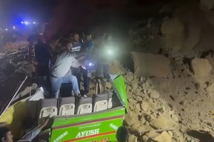 হিমাচলে ভূমিধসে চাপা পড়ে বাসের ১৮ যাত্রীর মৃত্যু