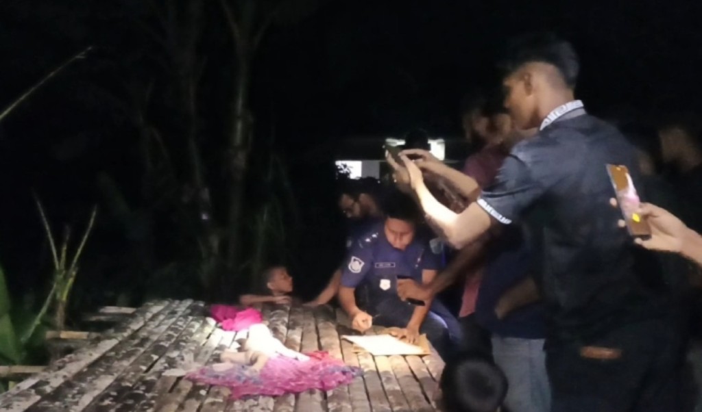 ১০ দিনের মেয়েকে পানিতে ফেলে হত্যার পর মায়ের আত্মহত্যার চেষ্টা! 4 ১০ দিনের মেয়েকে পানিতে ফেলে হত্যার পর মায়ের আত্মহত্যার চেষ্টা 1759491904 ১০ দিনের মেয়েকে পানিতে ফেলে হত্যার পর মায়ের আত্মহত্যার চেষ্টা!