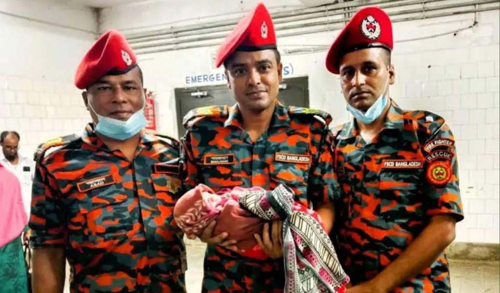 ১১ দিন আগে নিহত ফায়ার ফাইটার নুরুলের ঘরে এলো পুত্রসন্তান, দেখা হলো না মুখ 3 ১১ দিন আগে নিহত ফায়ার ফাইটার নুরুলের ঘরে এলো পুত্রসন্তান দেখা হলো না মুখ 1759760110 ১১ দিন আগে নিহত ফায়ার ফাইটার নুরুলের ঘরে এলো পুত্রসন্তান, দেখা হলো না মুখ