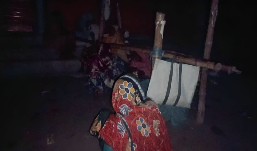 সরকারি আটা পেতে রাতভর লাইনে নিম্নবিত্তরা 4 ১৩০ টাকা বাঁচাতে রাত থেকেই লাইনে নিম্নবিত্তরা 1760585420 সরকারি আটা পেতে রাতভর লাইনে নিম্নবিত্তরা