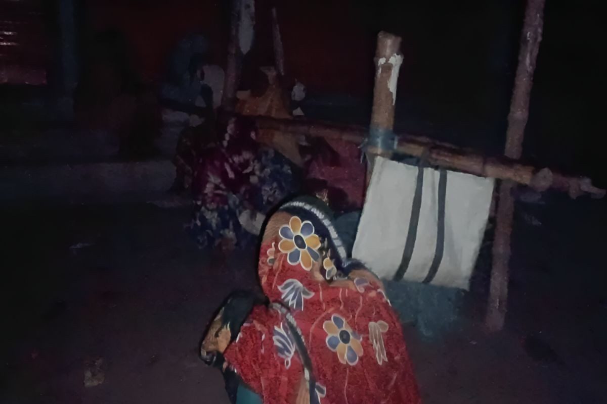 সরকারি আটা পেতে রাতভর লাইনে নিম্নবিত্তরা