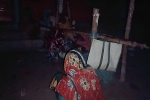 সরকারি আটা পেতে রাতভর লাইনে নিম্নবিত্তরা