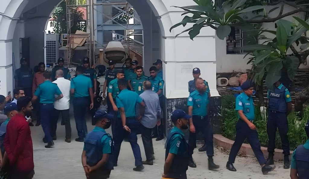 ১৫ সেনা কর্মকর্তাকে কারাগারে পাঠানোর নির্দেশ 3 ১৫ সেনা কর্মকর্তাকে গ্রেপ্তার দেখিয়ে কারাগারে পাঠানোর নির্দেশ ট্রাইব্যুনালের 1761103862 ১৫ সেনা কর্মকর্তাকে কারাগারে পাঠানোর নির্দেশ