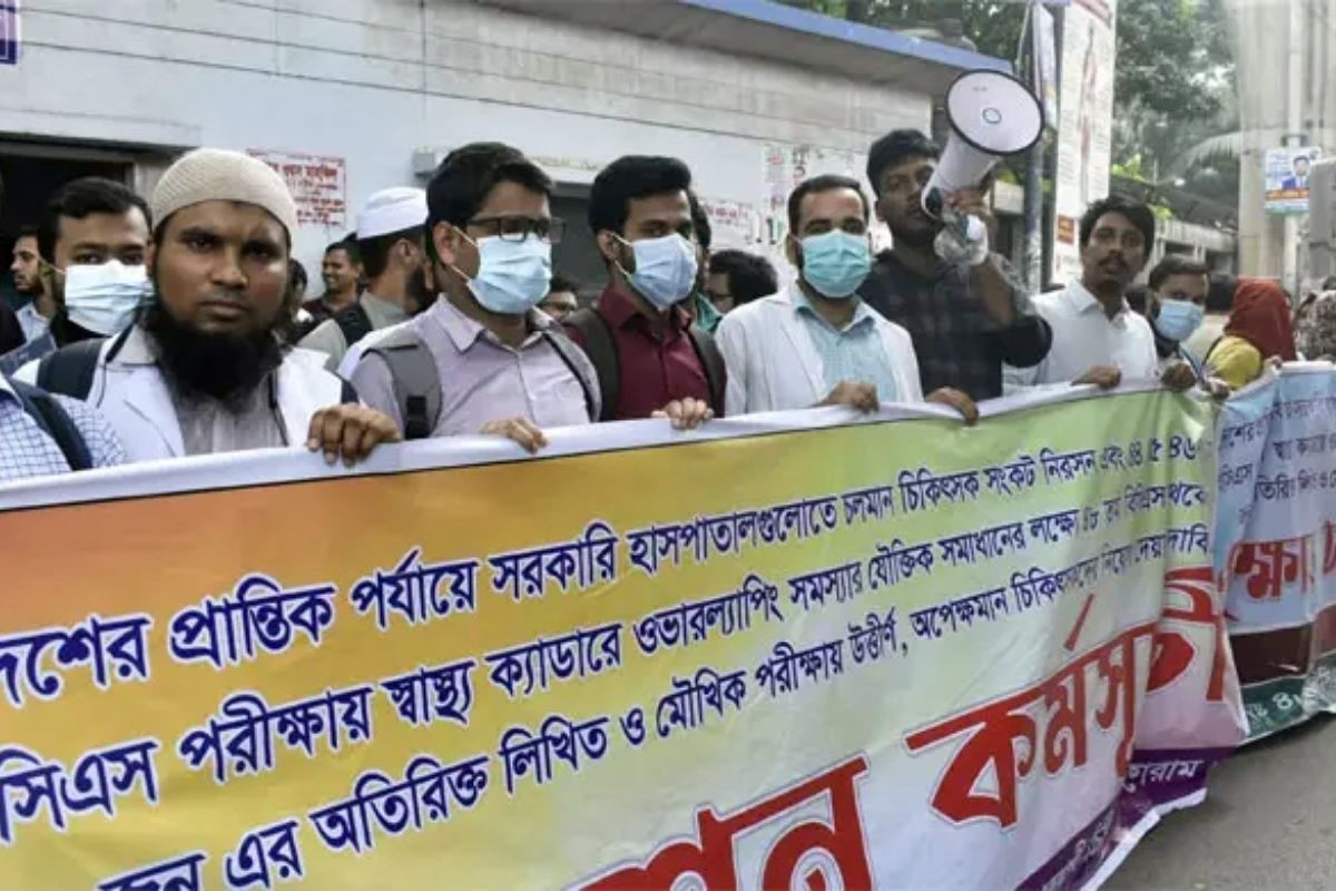 ৪৮তম বিশেষ বিসিএস উত্তীর্ণ প্রার্থীদের নিয়োগের দাবিতে বিক্ষোভ