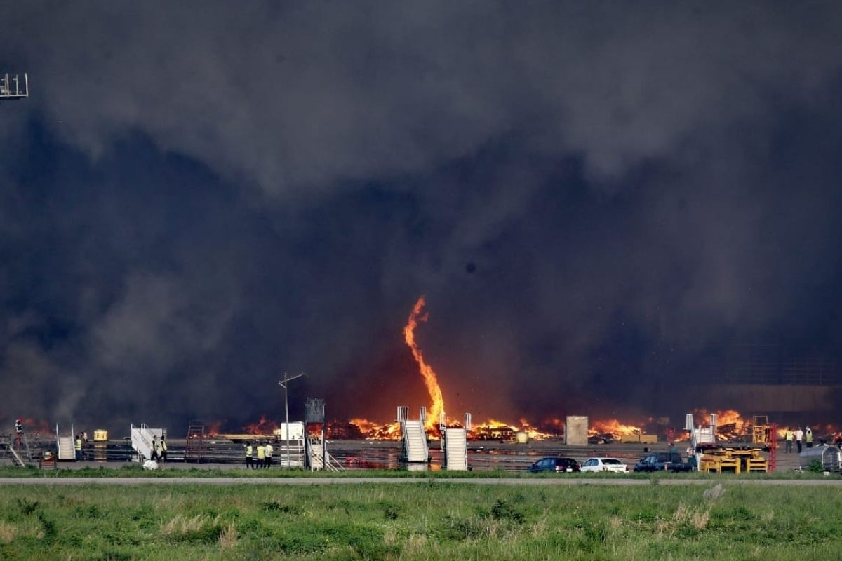 ৫ ঘণ্টায়ও নিয়ন্ত্রণে আসেনি বিমানবন্দরের আগুন