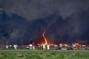 ৫ ঘণ্টায়ও নিয়ন্ত্রণে আসেনি বিমানবন্দরের আগুন