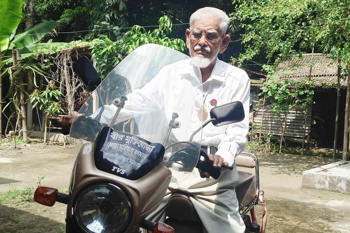 ৮৪ বছর বয়সেও মোটরসাইকেল চালিয়ে শিক্ষার্থীদের খোঁজখবর নেন যে শিক্ষক