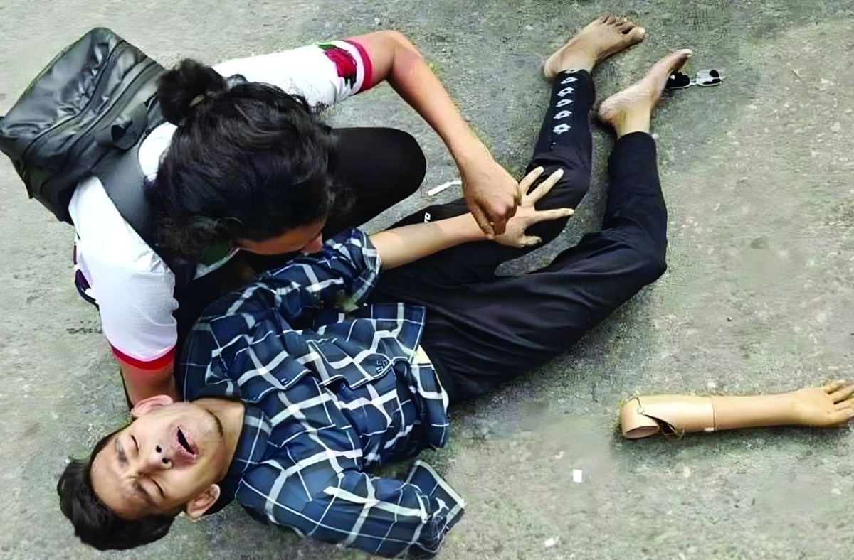 ‘আমার এক হাত নাই, কৃত্রিম হাত, এটাও ওরা ভেঙে ফেলেছে’