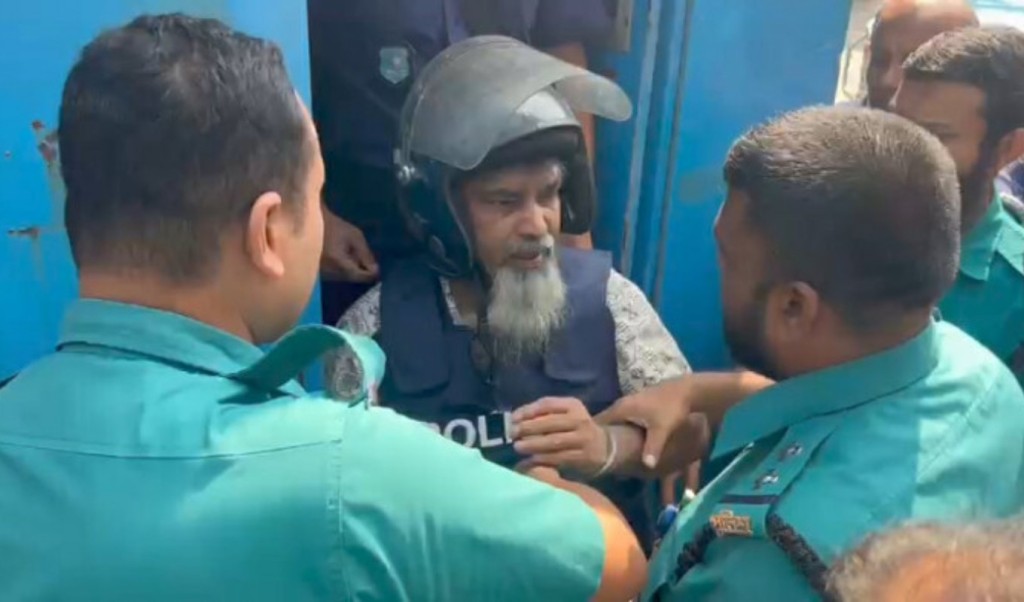 ‘নিজেদের নিরাপত্তার ঠিক নাই, আসছেন আমার নিরাপত্তা দিতে’ 3 ‘নিজেদের নিরাপত্তার ঠিক নাই আসছেন আমার নিরাপত্তা দিতে 1760535939 ‘নিজেদের নিরাপত্তার ঠিক নাই, আসছেন আমার নিরাপত্তা দিতে’