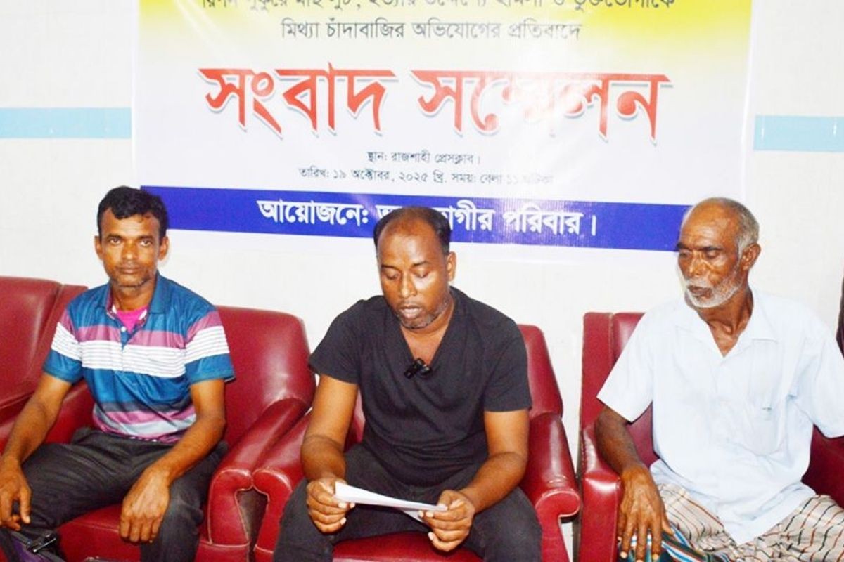 ‘মাছ চুরির অভিযোগে’ শ্রমিক দলের দুই নেতাকে গাছে বেঁধে মারধর