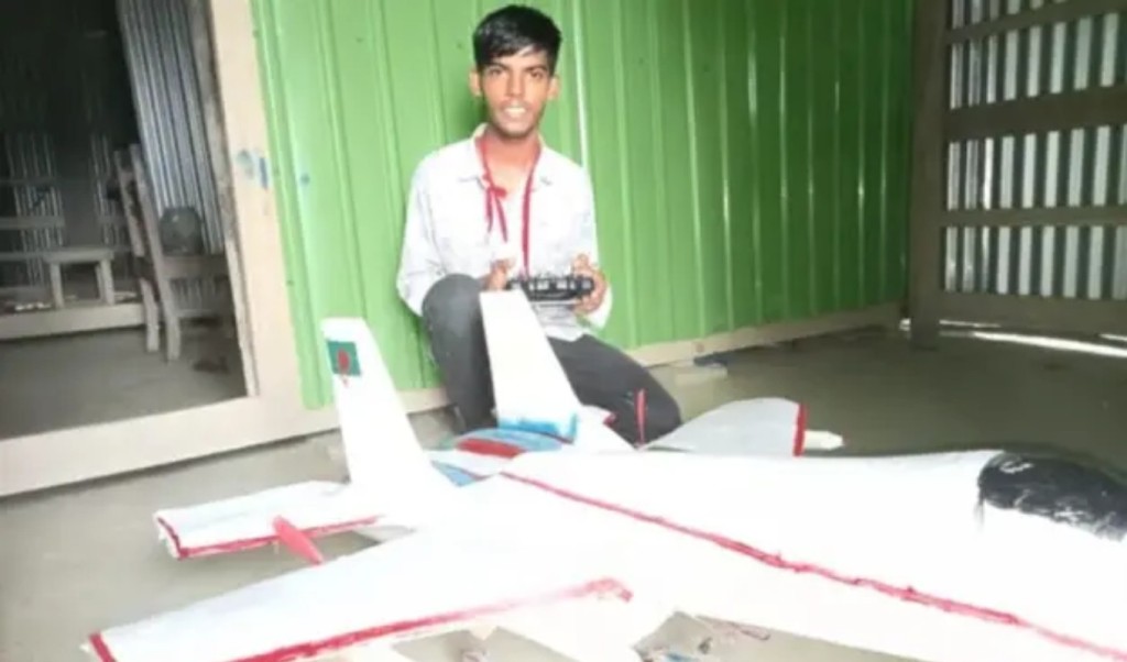 ‘যুদ্ধবিমান’ বানাল নবম শ্রেণির ছাত্র 3 ‘যুদ্ধবিমান বানাল নবম শ্রেণির ছাত্র 1760364018 ‘যুদ্ধবিমান’ বানাল নবম শ্রেণির ছাত্র