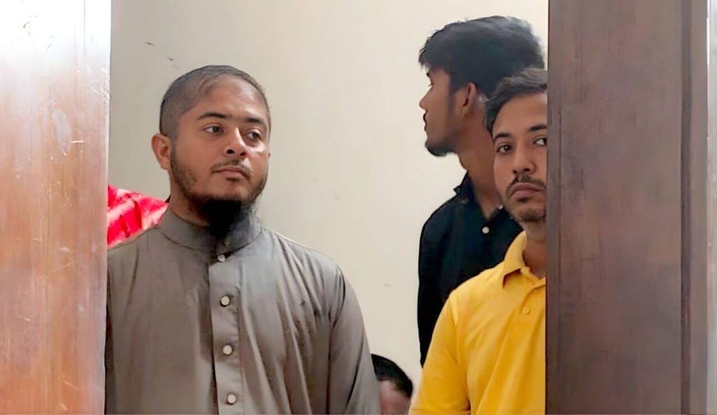 ‘৫ আগস্টে আমরা পুলিশ মেরে ঝুলিয়ে রেখেছি, আবার আপনাদের মেরে ঝুলিয়ে রাখতে হবে’ 4 ‘৫ আগস্টে আমরা পুলিশ মেরে ঝুলিয়ে রেখেছি আবার আপনাদের মেরে ঝুলিয়ে রাখতে হবে 1761799132 ‘৫ আগস্টে আমরা পুলিশ মেরে ঝুলিয়ে রেখেছি, আবার আপনাদের মেরে ঝুলিয়ে রাখতে হবে’