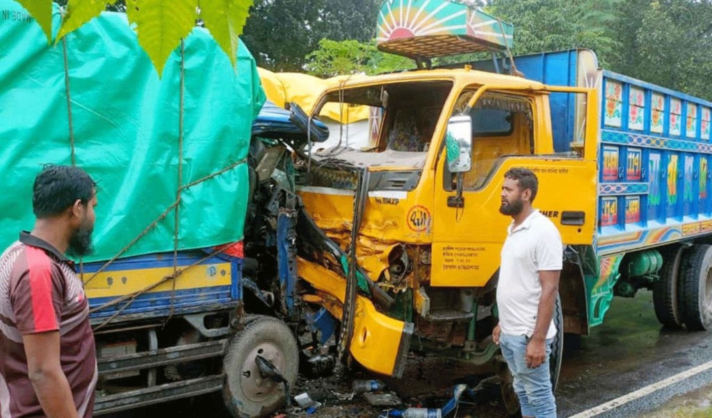 পাবনায় দুই ট্রাকের মুখোমুখি সংঘর্ষে নিহত ১ 4 ‘‘পাবনায় দুই ট্রাকের মুখোমুখি সংঘর্ষে নিহত ১ 1759398903 পাবনায় দুই ট্রাকের মুখোমুখি সংঘর্ষে নিহত ১