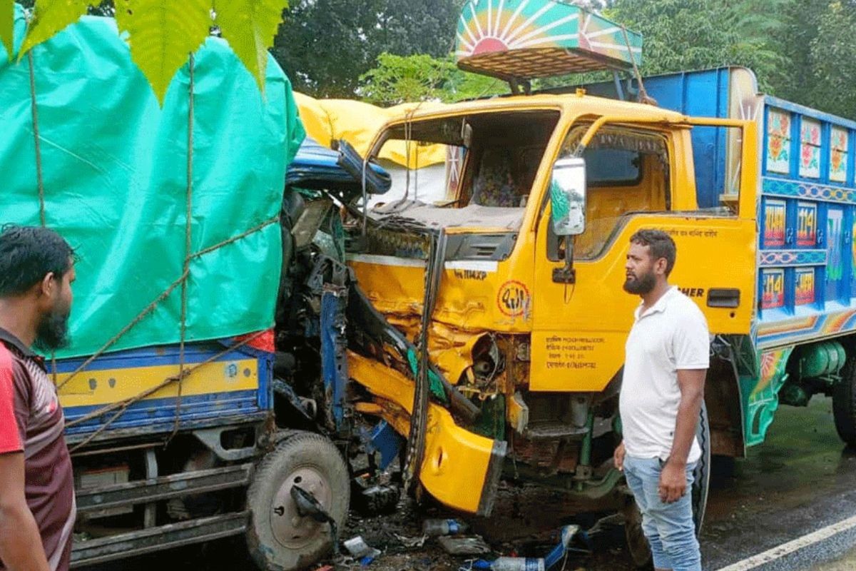 পাবনায় দুই ট্রাকের মুখোমুখি সংঘর্ষে নিহত ১