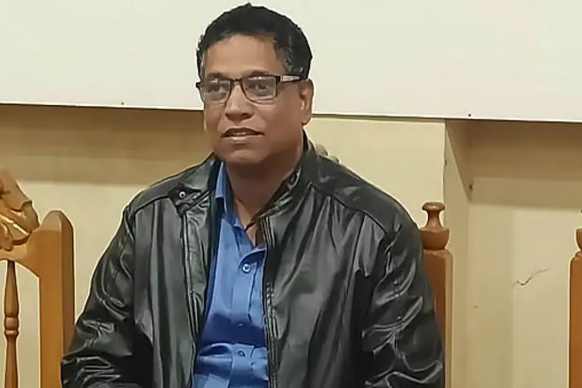 মব সৃষ্টি করে সাংবাদিকের ওপর হামলা