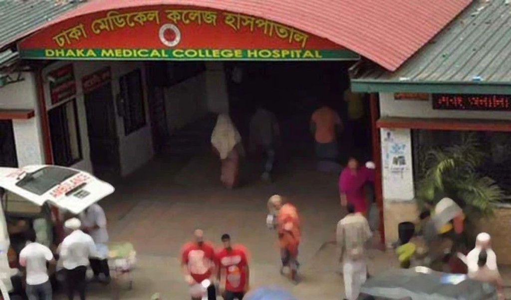 21 People Including Dhaka University Student Admitted to Hospital After Earthquake 1763711999 ঢাকার ভূমিকম্পে ২১ জন ঢামেকে ভর্তি, শিক্ষার্থীরাও আহত