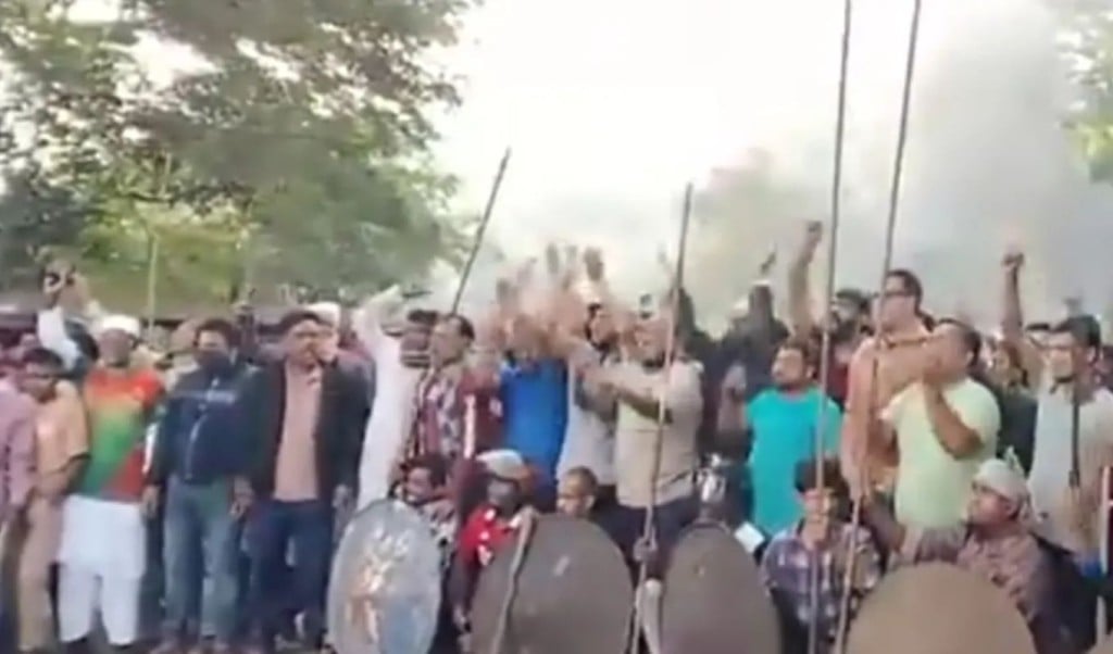 Awami League Stages Armed Show on Highway in Faridpur Traffic Movement Halted 1763008490 ফরিদপুরে মহাসড়কে আওয়ামী লীগের অস্ত্রসহ মহড়া, যান চলাচল বন্ধ