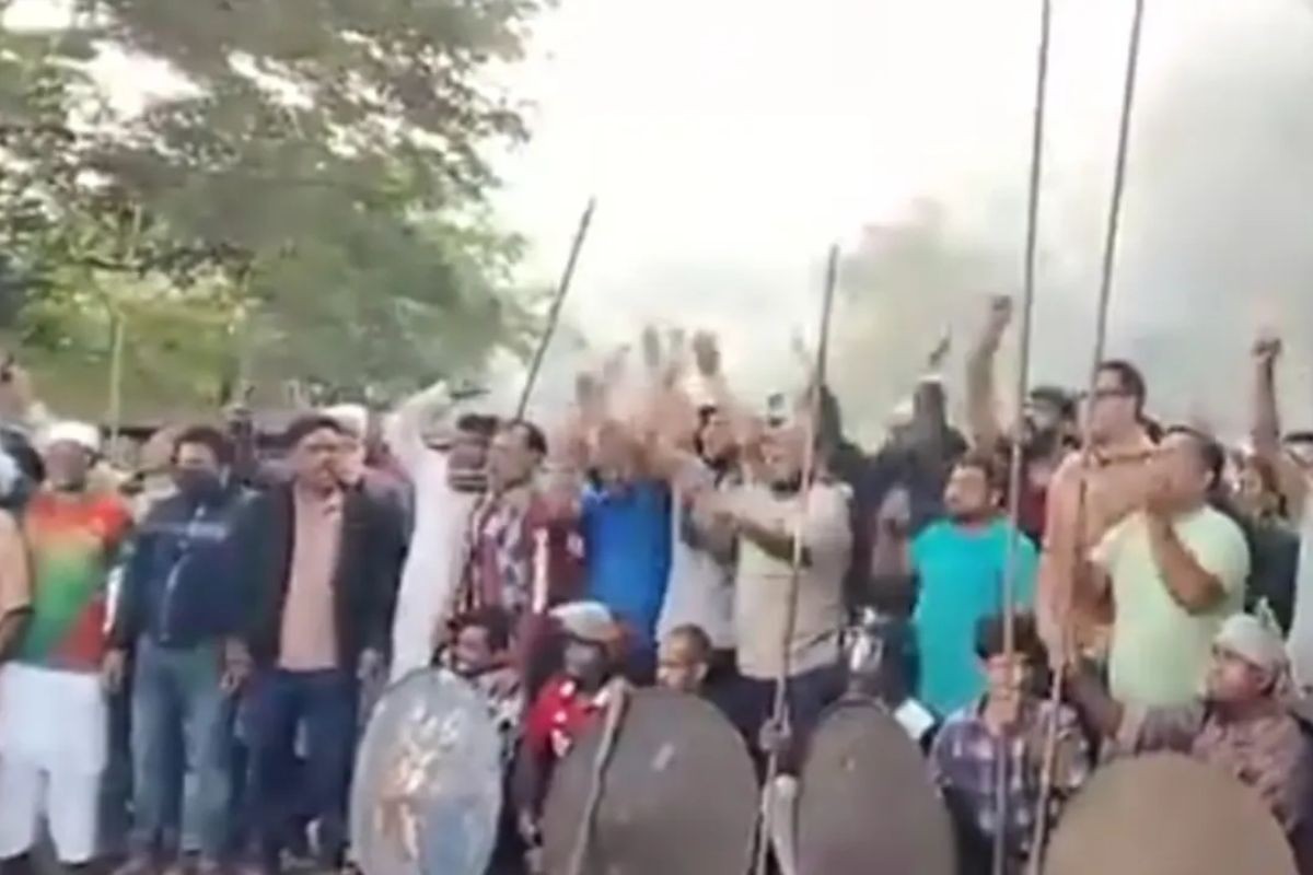ফরিদপুরে মহাসড়কে আওয়ামী লীগের অস্ত্রসহ মহড়া, যান চলাচল বন্ধ