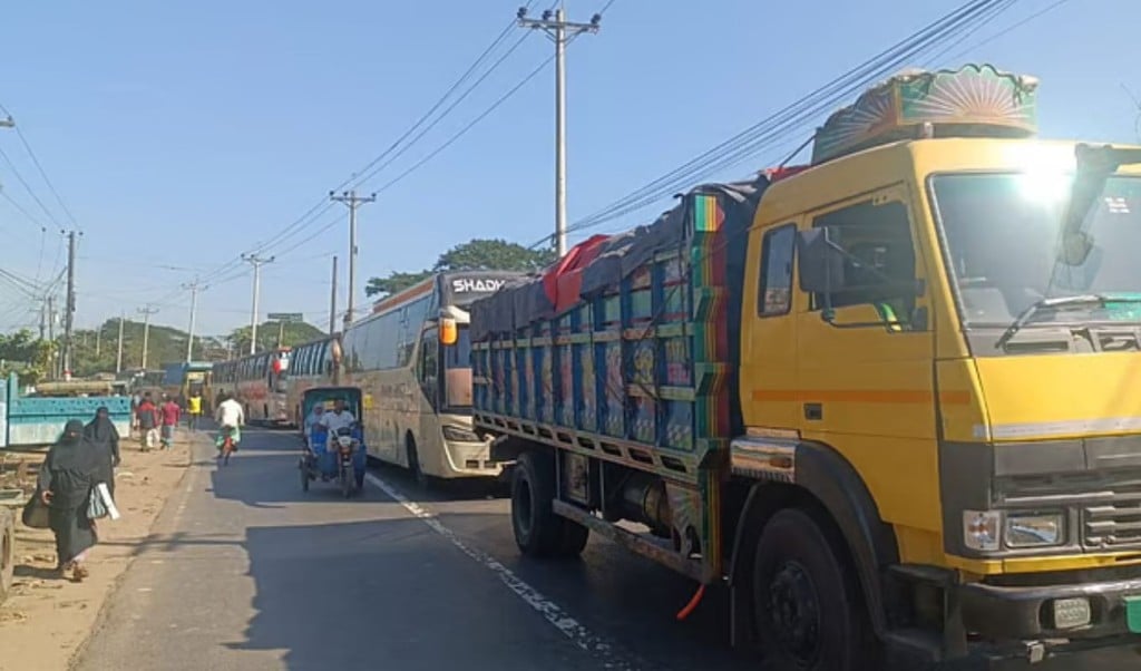 Blockades at Several Points on Chattogram–Coxs Bazar Highway Causing Severe Congestion 1764481997 চট্টগ্রাম–কক্সবাজার মহাসড়কের বিভিন্ন স্থানে অবরোধ, তীব্র যানজট