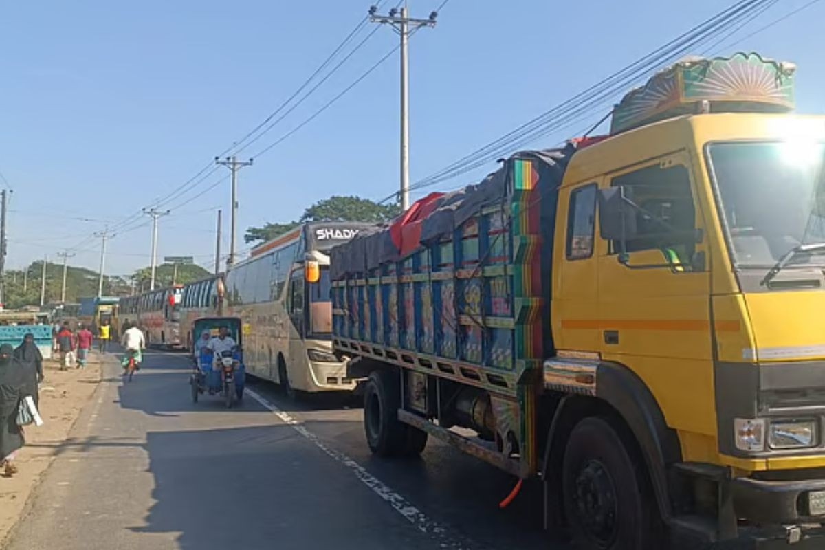 চট্টগ্রাম–কক্সবাজার মহাসড়কের বিভিন্ন স্থানে অবরোধ, তীব্র যানজট