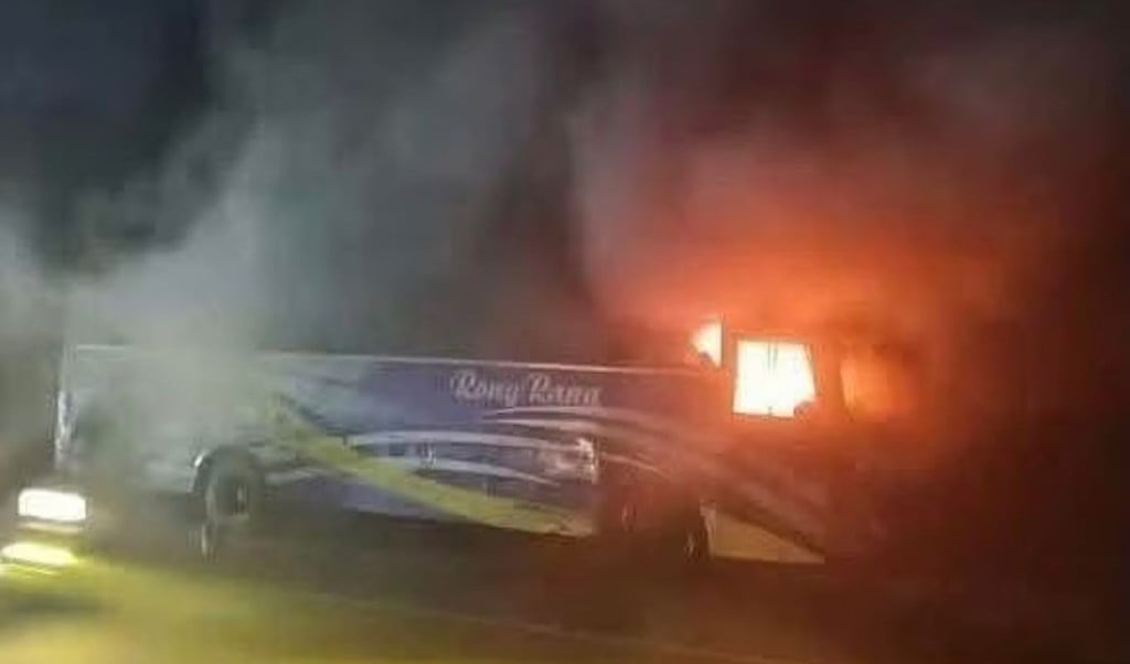Bus Set on Fire on Feni Highway Attempts to Block Two Locations 1763006784 ফেনীতে মহাসড়কে দাঁড়ানো বাসে আগুন, দুই স্থানে অবরোধের চেষ্টা