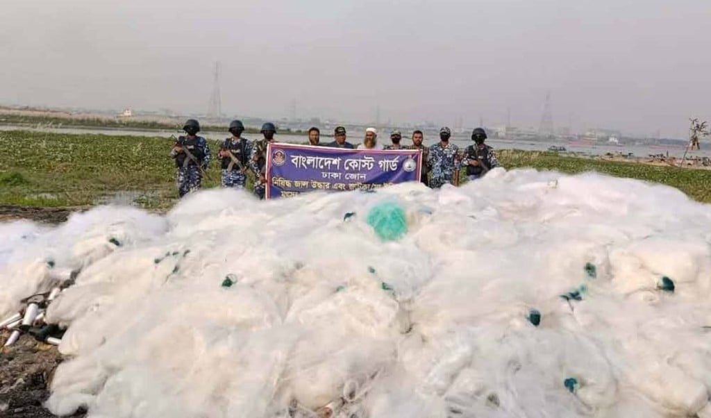 Coast Guard Seizes Tk 39 Crore Worth of Illegal Current Nets in Munshiganj 1763959753 মুন্সীগঞ্জে ৩৯ কোটি টাকার নিষিদ্ধ কারেন্ট জাল জব্দ করেছে কোস্ট গার্ড