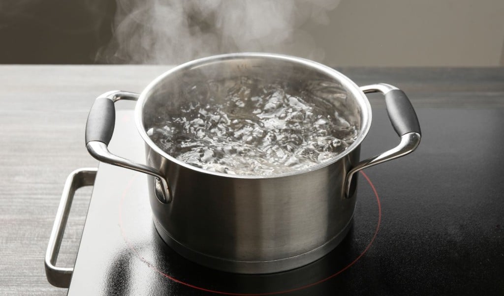 Drinking Hot Water in Winter — Beneficial or Harmful 1763449027 শীতে গরম পানি পান করা—উপকারী নাকি ক্ষতিকর?
