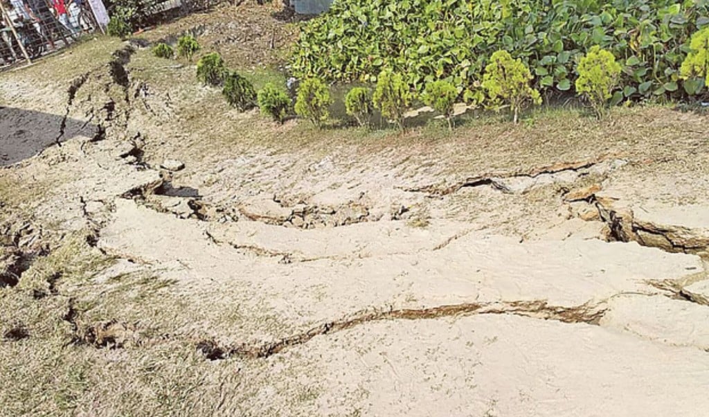 Earthquake Cracks in Narsingdi No Reason to Panic 1763964407 নরসিংদীতে ভূমিকম্পের মাটির ফাটল: আতঙ্কিত হওয়ার কোনো কারণ নেই