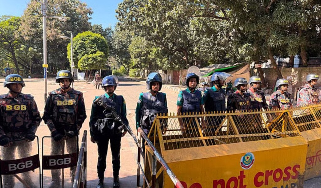 Excavators Removed from Dhanmondi 32 Security Tightened with Army Police and BGB 1763449441 ধানমন্ডি ৩২ থেকে খননযন্ত্র অপসারণ, নিরাপত্তায় সেনা-পুলিশ-বিজিবি