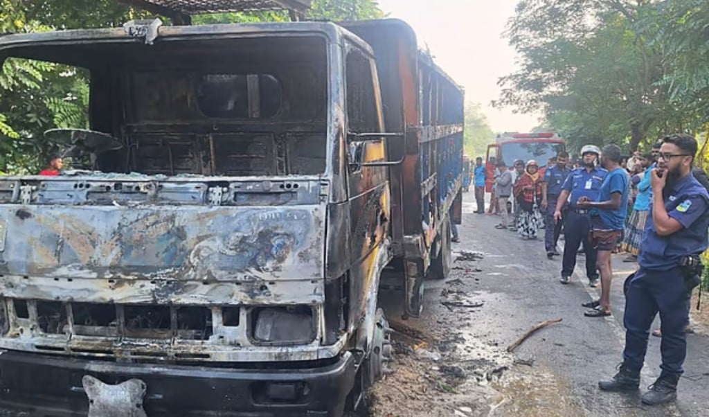 Expressway Blocked in Front of Padma Bridge Truck Set on Fire Traffic Halted 1763005708 পদ্মা সেতুর সামনে এক্সপ্রেসওয়ে অবরোধ, ট্রাকে আগুন, যান চলাচল স্থবির