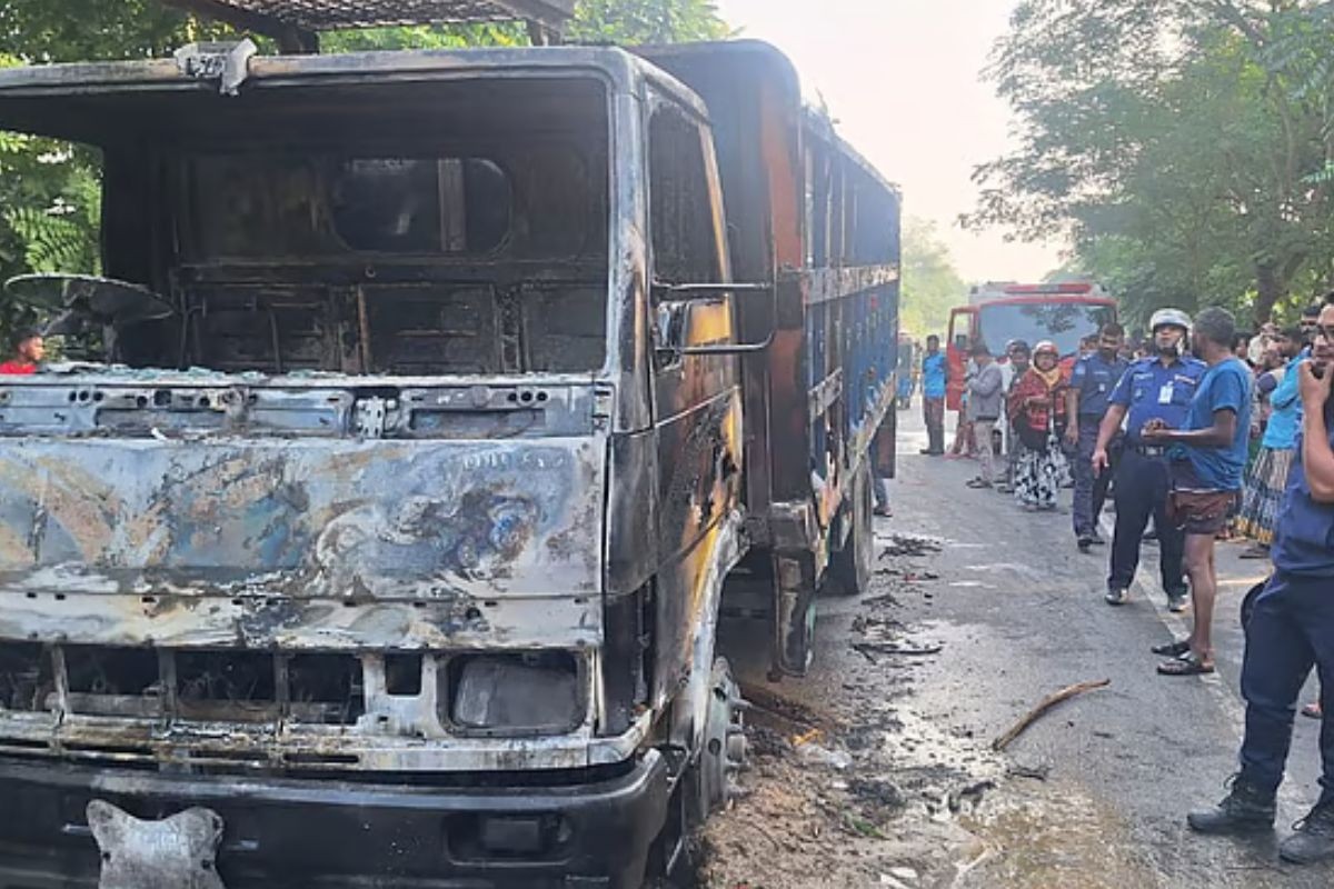 পদ্মা সেতুর সামনে এক্সপ্রেসওয়ে অবরোধ, ট্রাকে আগুন, যান চলাচল স্থবির