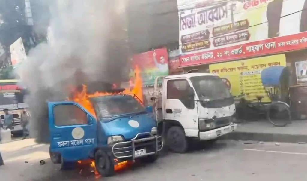 Fire Breaks Out in Police Vehicle in Front of Ramna Police Station 1762930822 রমনা থানার সামনে পুলিশের গাড়িতে আগুন