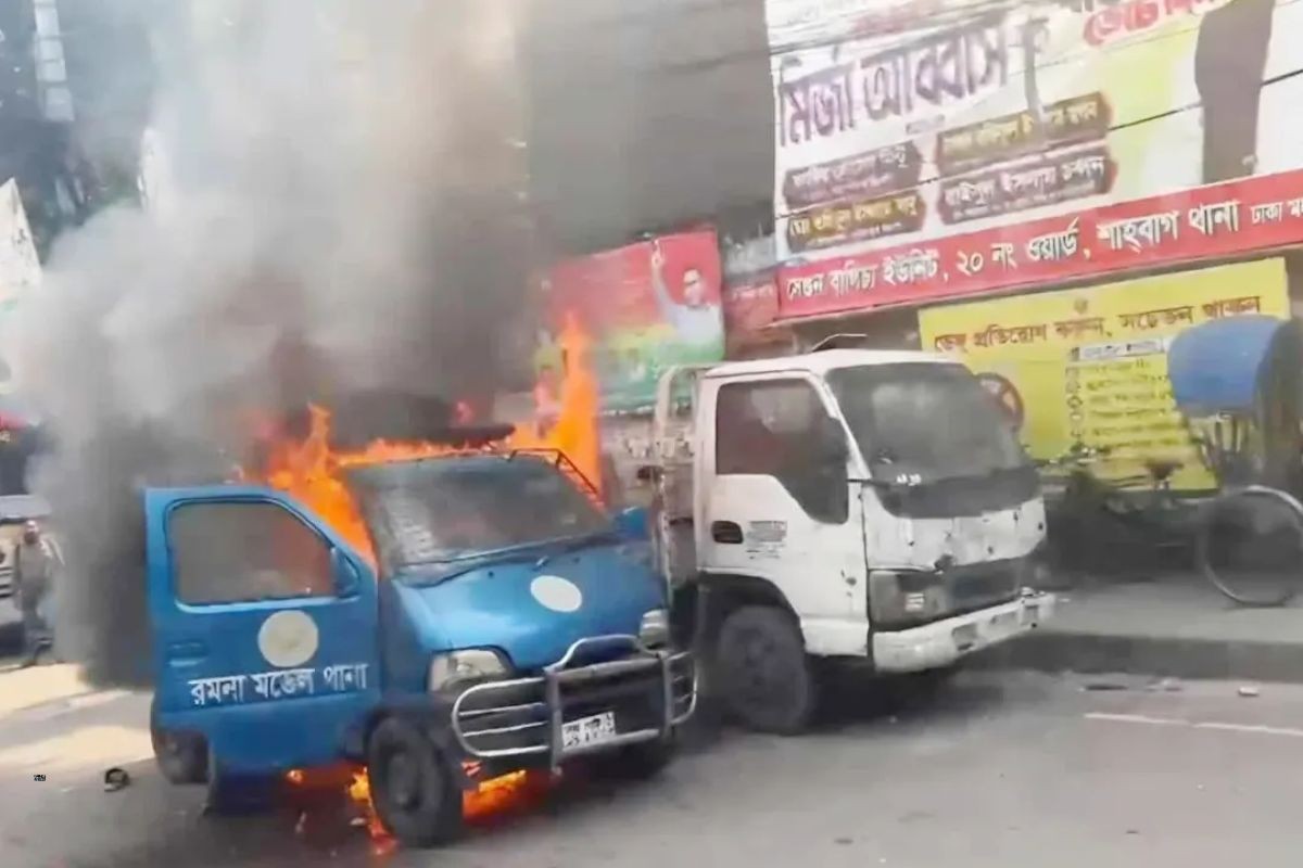 রমনা থানার সামনে পুলিশের গাড়িতে আগুন