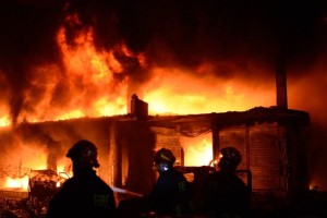 পুরান ঢাকার জুতার কারখানায় আগুন